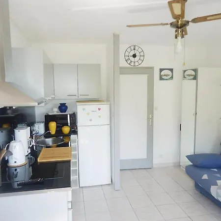 Joli Vue Dans Résidence Avec Piscine