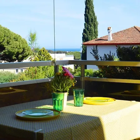 Joli Vue Dans Résidence Avec Piscine